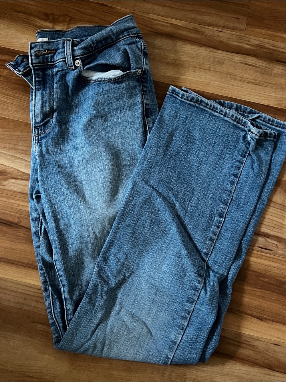Levi's Women's Medium Blue Straight Jeans with Signature Back Pocket - Picture 2 of 3